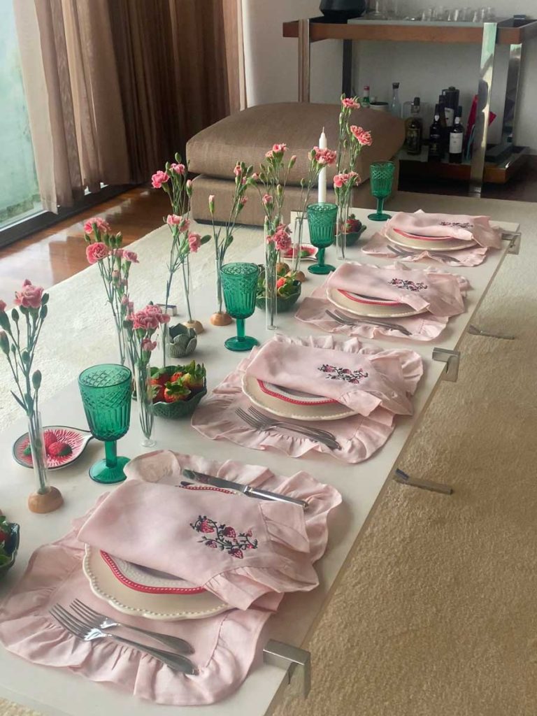 Conjunto Morango com Folhos (1 guardanapo + 1 individual)